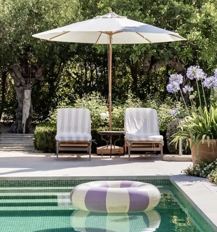 Moderner Pool